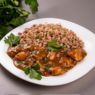 Гречка з гуляшем зі свинини