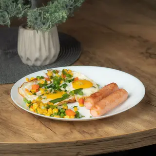 Яєчня з сосисками та овочами (250г)