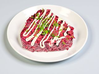 Буряковий салат з майонезом та часником