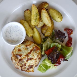 Котлета із запеченою картоплею з мікс-салатом та сметаною (270/30 g)