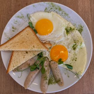 Яєчня з тостами та ковбасками (150g)