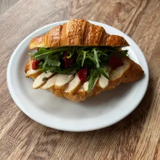Круасан з куркою, хумусом та томатами (120g)