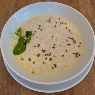 Вівсяна каша з насінням льону, ягодами годжі на молоці (180g)