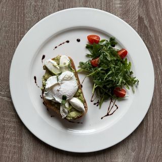 Ранковий тост з гуакамоле, сиром буко та яйцем пашот (250g)