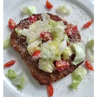 Шніцель по-міланські з айсбергом, томатами чері та пармезаном (280g)