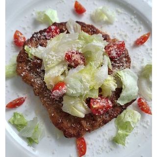 Шніцель по-міланські з айсбергом, томатами чері та пармезаном (280g)