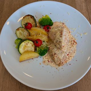 Куряча грудка су-від з картоплею а овочами під соусом (120/110/20 g)