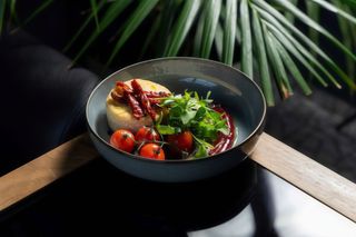 Запечений камамбер з томатами