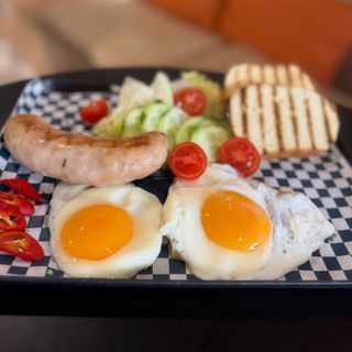 Яєшня з ковбаскою гриль 