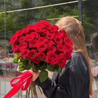 35 червоних троянд 