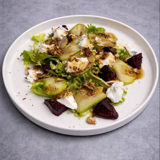 Салат з грушкою, карамелізованим буряком та фетою (200г.)