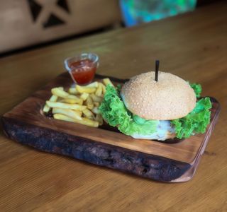 Бургер зі свинною котлетою