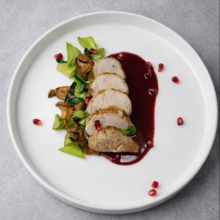 Свинний медальйон з грибним соте та гранатовим соусом