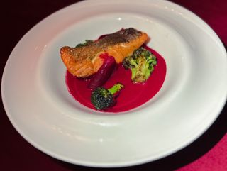 Лосось в буряковому соусі