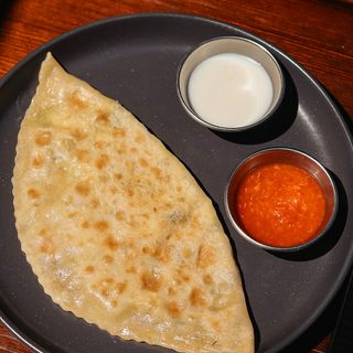 Янтик із трьома видами сиру та зеленню (140 г)