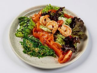 Салат з лососем та креветками