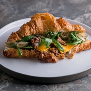 Гарячий Круасан з томленою яловичиною (300г)