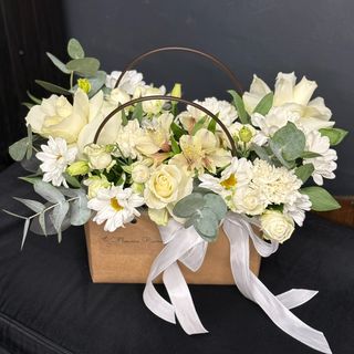 Мікс світлих квітів в декоративній сумці