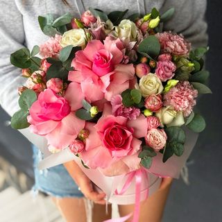 Яскравий мікс сезонних рожевих квітів в коробці