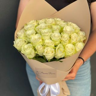 25 білих троянд з пакуванням