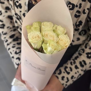 7 білих троянд з пакуванням