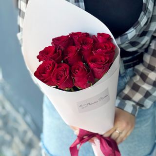 11 червоних троянд з пакуванням