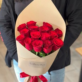 15 червоних троянд з пакуванням