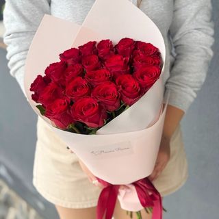 19 червоних троянд  з пакуванням