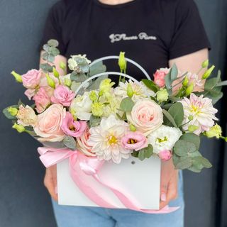 Мікс ніжних квітів в декоративній сумці