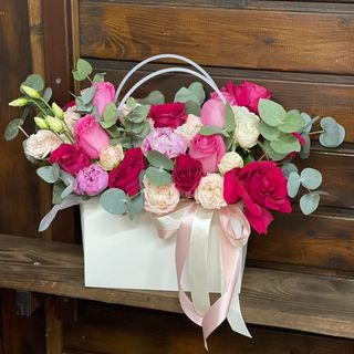 Мікс рожевих квітів в декоративній сумці