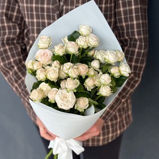 9 світлих півонієподібних троянд з пакуванням