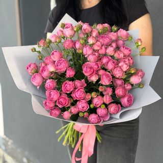 25 малинових галузкових троянд