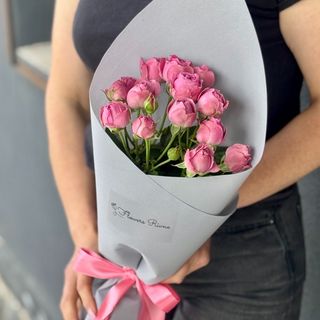 5  малинових  галузкових троянд