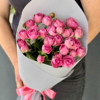 9 малинових галузкових троянд