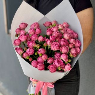 19 малинових галузкових троянд