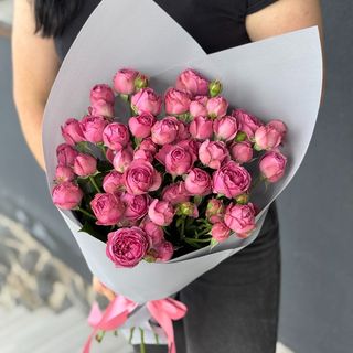 15 малинових галузкових троянд