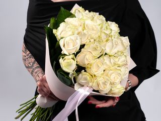 Букет з 25 білих троянд