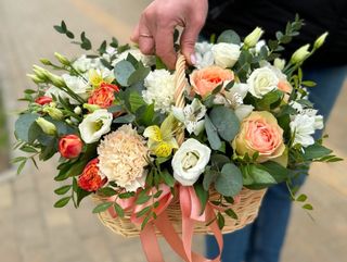 Кошик пастельно-кремових квітів "Від флориста"