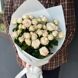 11 світлих півонієподібних троянд з пакуванням