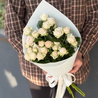 7 світлих півонієподібних троянд з пакуванням