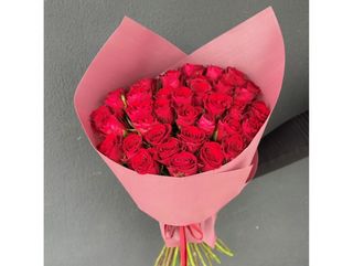 Букет з 35 червоних троянд