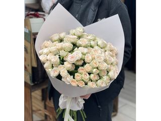 21 кремова кущова троянда