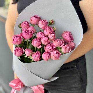 7 малинових галузкових троянд