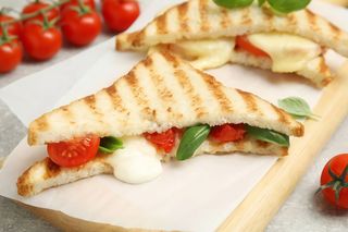 Тост з моцарелою