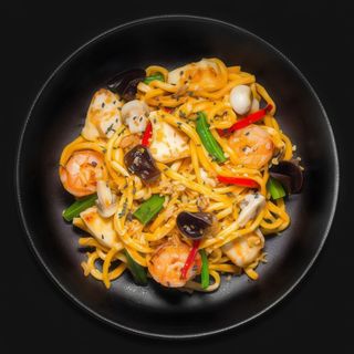 ЛОКШИНА З КУРКОЮ ТА КРЕВЕТКАМИ В СОУСІ ТОМ ЯМ (350 г)