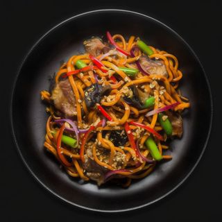 ЛОКШИНА З ТЕЛЯТИНОЮ ПО-СИЧУАНСЬКИ (350 г)