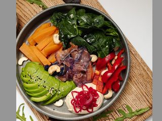 Боул з бататом та лососем