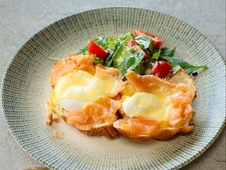 Яйця бенедикт з слабосолоним лососем на круасані