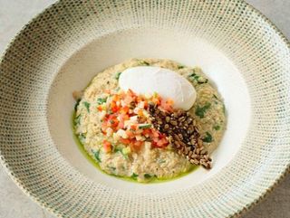 Вівсянка з шпинатом, овочевою сальсою та яйцем пашот