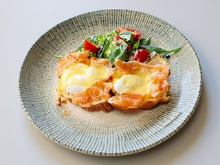 Яйця Бенедикт на круасані з лососем